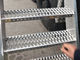 2mm γαλβανισμένα διατρυπημένα βήματα σκαλοπατιών μετάλλων, κιγκλίδωμα ασφάλειας δοκών στέγης πιασιμάτων προμηθευτής